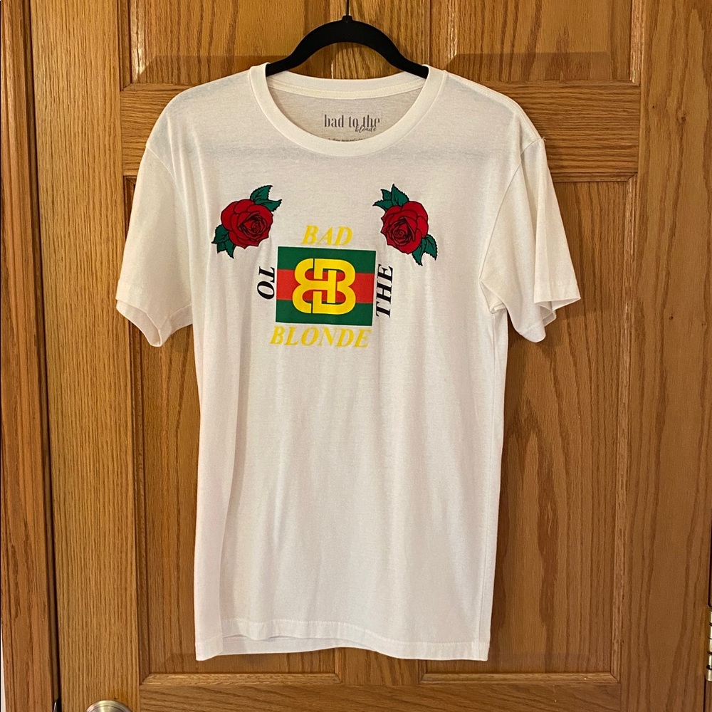 White Graphic T-Shirt with Red Rose Design Size Small